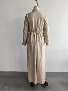 Achteraanzicht van een Franse maxi-jurk met reverskraag en elastische taille in beige