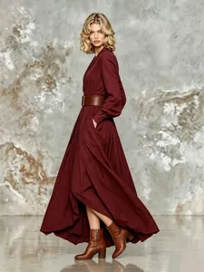Elegantes weinrotes bodenlanges Langarmkleid mit breitem braunem Ledergürtel