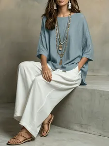 Detailaufnahme eines böhmischen Sets mit blauem lockeren Top und weißer weiten Hose