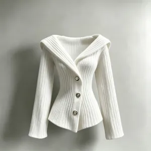 Gros plan sur la texture en maille côtelée blanche de ce cardigan ajusté à col en V