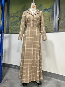 Volledig zicht op een elegante bruine geruite maxi-blazerjurk met knopen op mannequin