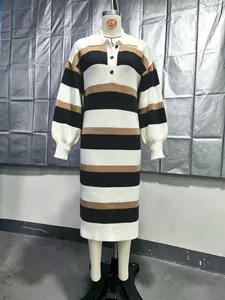 Vestido polo de punto de manga larga a rayas con bloques de color en un maniquí.