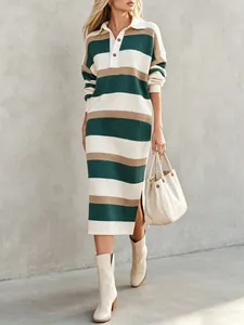 Detalles elegantes de un vestido midi de punto a rayas con cuello polo y abertura lateral