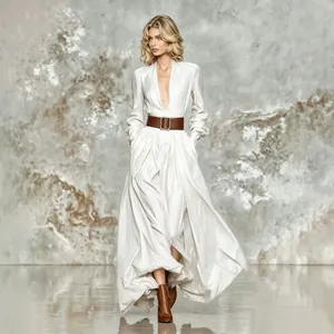 Elegantes weißes Langarm-Maxikleid mit braunem Ledergürtel für die Herbst-Winter-Kollektion