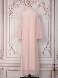 Robe longue élégante à paillettes rose avec manches cloche et un col montant sophistiqué