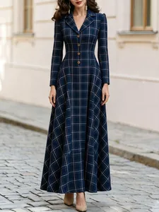Elegante marineblauwe geruite maxi-jurk met colbertkraag voor herfst en winterstijl