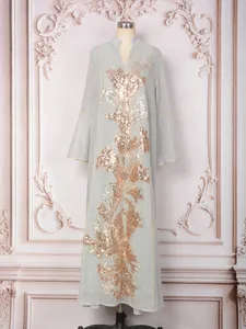 Robe longue élégante à col montant avec broderie florale de paillettes dorées