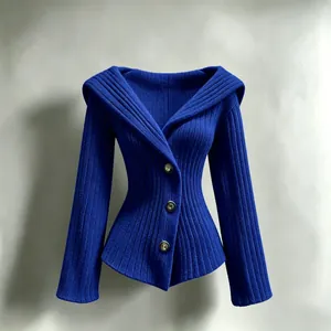 Détail du cardigan en maille côtelée bleu vif avec boutons et coupe cintrée ajustée