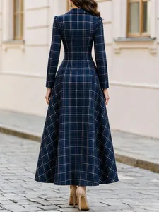 Achteraanzicht van een elegante lange jurk met blauw ruitpatroon en mooie wijde rok