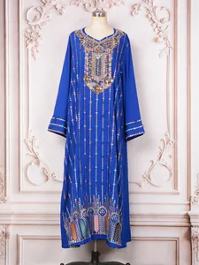 Vue détaillée de la robe longue ethnique bleue avec broderies et sequins élégants