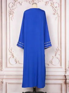 Vue arrière d'une robe longue ethnique bleu cobalt avec poignets pailletés sur mannequin.
