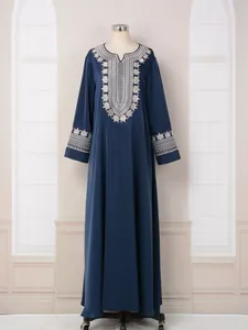 Vue détaillée d'une robe maxi caftan brodée bleu foncé de style sud-est asiatique