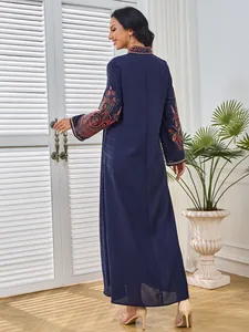 Elegante vista trasera de vestido largo azul marino con detalles de bordado naranja