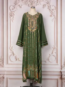 Robe de soirée élégante vert foncé avec broderies et paillettes sur un mannequin.