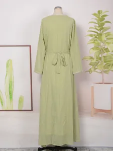 Vue arrière détaillée d'une robe longue vert clair avec reflets dorés sur mannequin