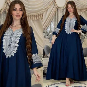 Vue détaillée d'une robe caftan brodée bleu marine avec design de col argenté