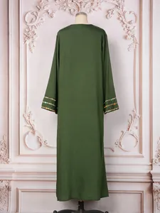 Vue arrière d'une robe longue vert olive élégante avec poignets brodés à paillettes