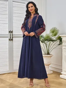 Vestido largo azul marino elegante con bordado étnico en mangas largas y cuello