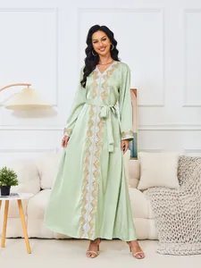 Elegante vestido de fiesta verde claro de manga larga con cuello en V y bordados dorados