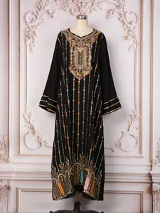 Robe de soirée élégante noire avec broderies ethniques complexes et paillettes