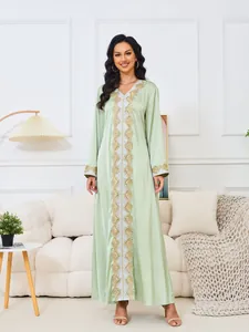 Elegante vestido largo verde menta con escote en V, manga larga y sofisticado bordado dorado