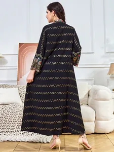 Rückansicht eines eleganten schwarzen V-Ausschnitt Maxikleid mit goldenen Pailletten