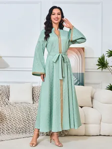 Elegante mintgroene maxi-jurk met goudborduurwerk en lange mouwen voor formele gelegenheden.