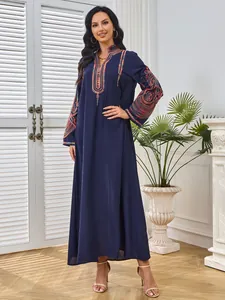 Elegante vestido largo azul marino de manga larga con un bordado étnico colorido