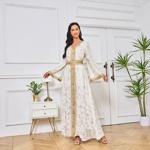 Robe Abaya blanche élégante avec motifs floraux dorés et manches longues