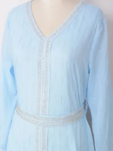 Vue détaillée d'une robe caftan bleu clair avec rayures métalliques argentées et broderies perlées