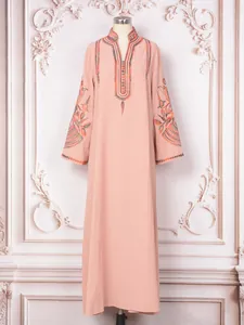 Exquisitos detalles de bordado en el escote y las mangas de este vestido largo melocotón