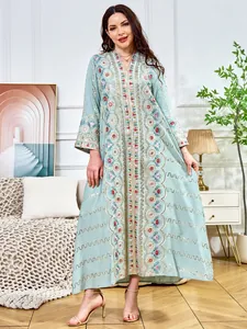 Elegantes besticktes Maxikleid mit V-Ausschnitt, Pailletten und langen Ärmeln in Hellblau.