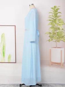 Vue latérale de la robe abaya bleu clair à manches longues avec texture scintillante