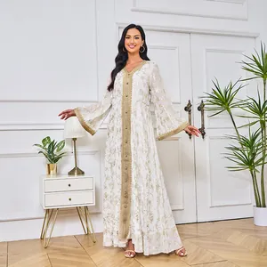 Longue robe abaya blanche élégante avec motifs floraux dorés complexes et col en V sophistiqué