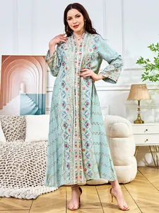 Nahaufnahme eines eleganten hellblauen Maxi-Kleides mit Pailletten-Stickerei und V-Ausschnitt