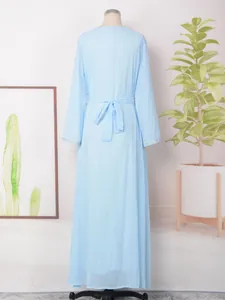 Vue arrière détaillée d'une robe longue bleu clair à manches longues sur un mannequin