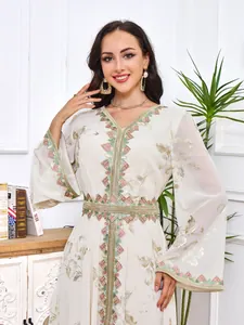 Elegante vestido largo étnico crema con motivos florales dorados y detalles bordados