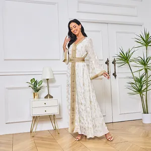 Robe abaya blanche élégante avec détails de fleurs dorées