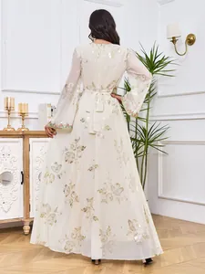 Elegante vestido largo crema con estampado floral dorado y cinturón.