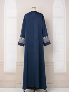 Vue arrière détaillée d'une robe longue bleu marine avec broderies aux poignets