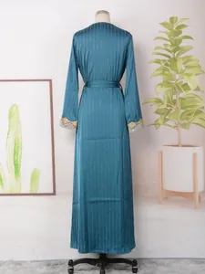 Vestido largo verde azulado con rayas de diamantes y puños de encaje dorado
