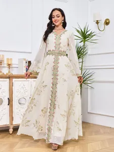 Elegante vestido largo étnico blanco con estampado dorado y detalles bordados