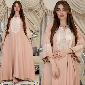 Broderie détaillée sur le décolleté et les poignets de cette élégante robe kaftan pêche