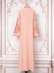 Vista detallada de un elegante vestido largo color melocotón con bordados.