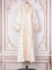 Eleganter weißer V-Ausschnitt Kaftan mit bunten Stickereien und glänzenden Pailletten