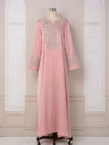 Robe abaya rose élégante à manches longues avec des détails de broderie argentée