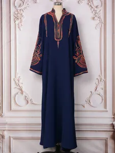 Vestido de noche de manga larga azul marino con bordados intrincados vista completa