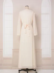 Robe maxi élégante crème à manches longues avec rayures dorées et détail nœud au dos.