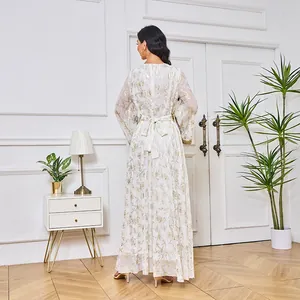 Vue arrière d'un élégant abaya blanc à manches longues avec motif floral doré pour femme