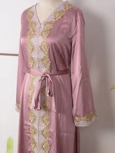 Vista detallada del elegante vestido caftán rosa viejo con encaje dorado y strass